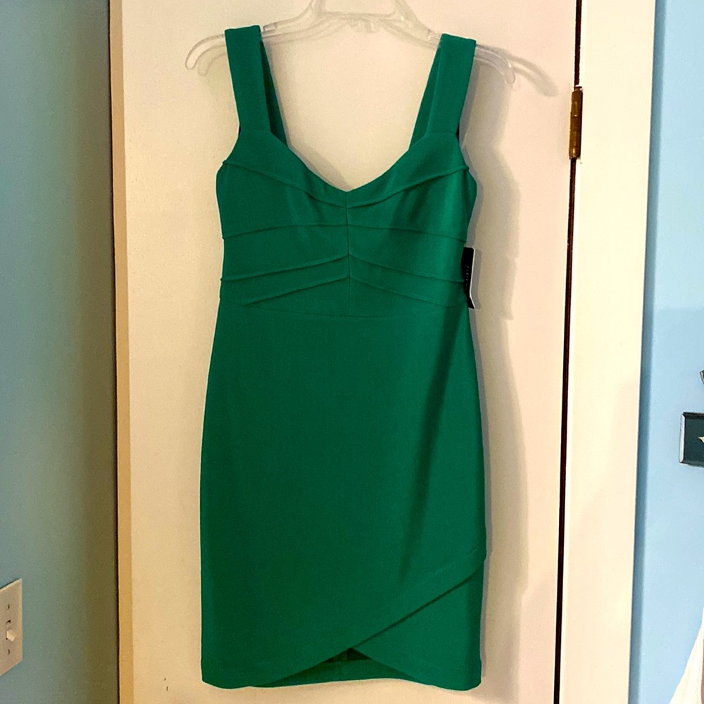 Gorgeous GUESS Evergreen fitted dress✨💚✨